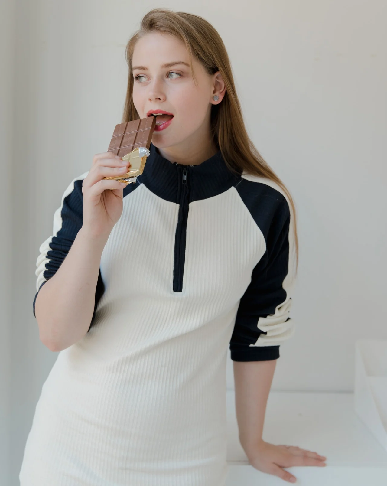 девушка с шоколадом