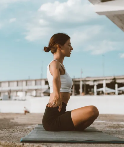 девушка медитирует