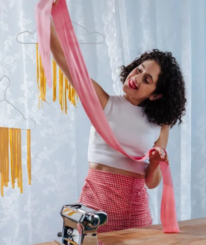 девушка с тканью и лапшой