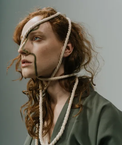 девушка с веревкой на лице