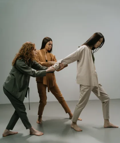 девушки тащят подругу