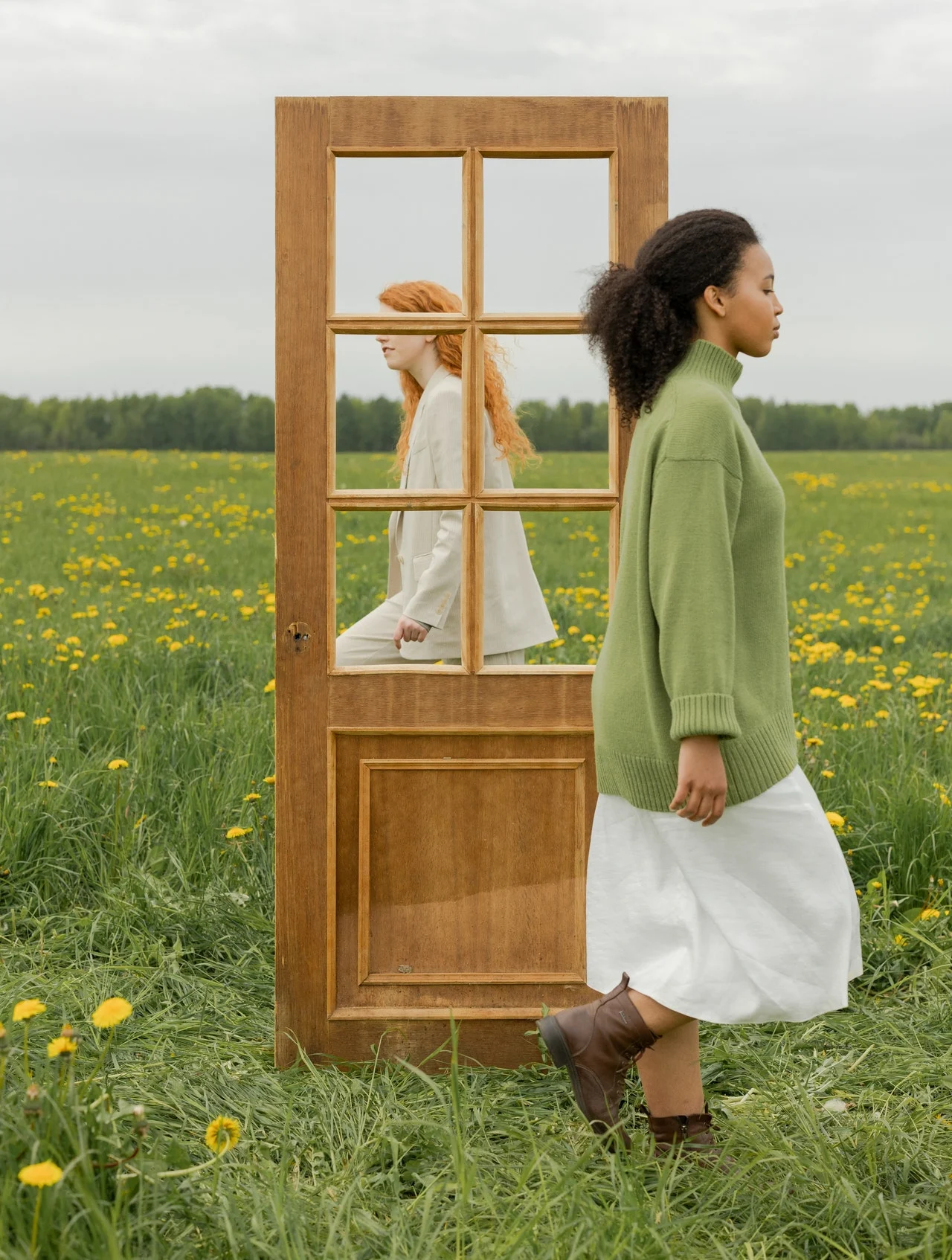 дверь в поле с девушками