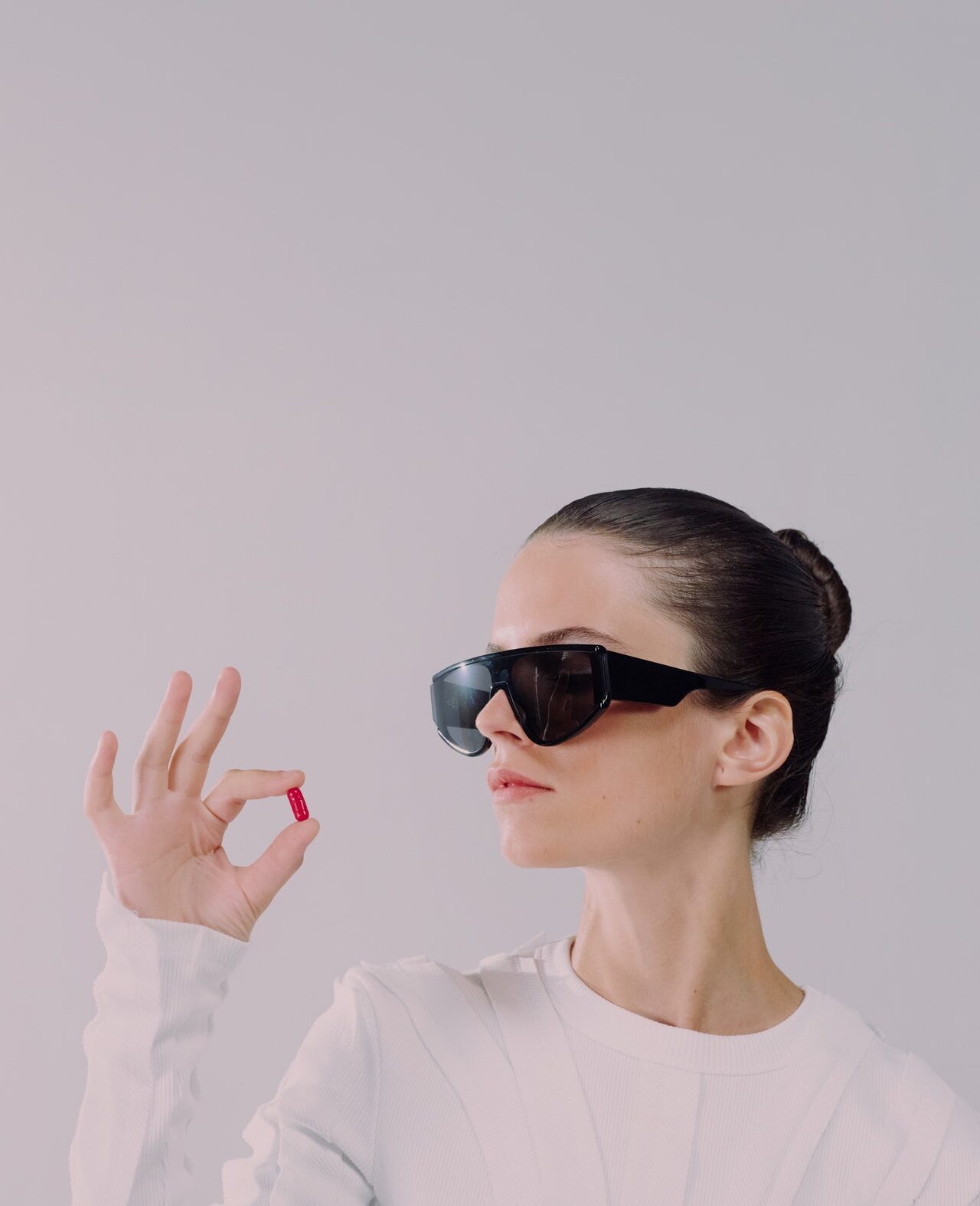 девушка с таблеткой