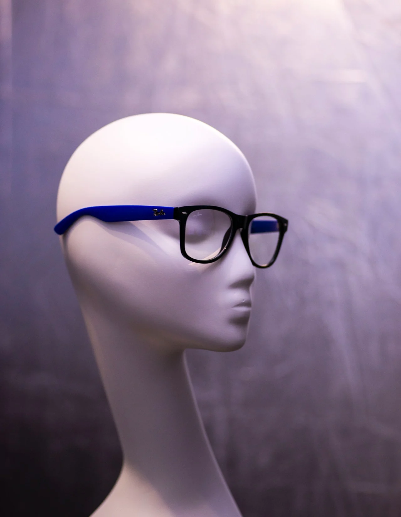 очки на манекене