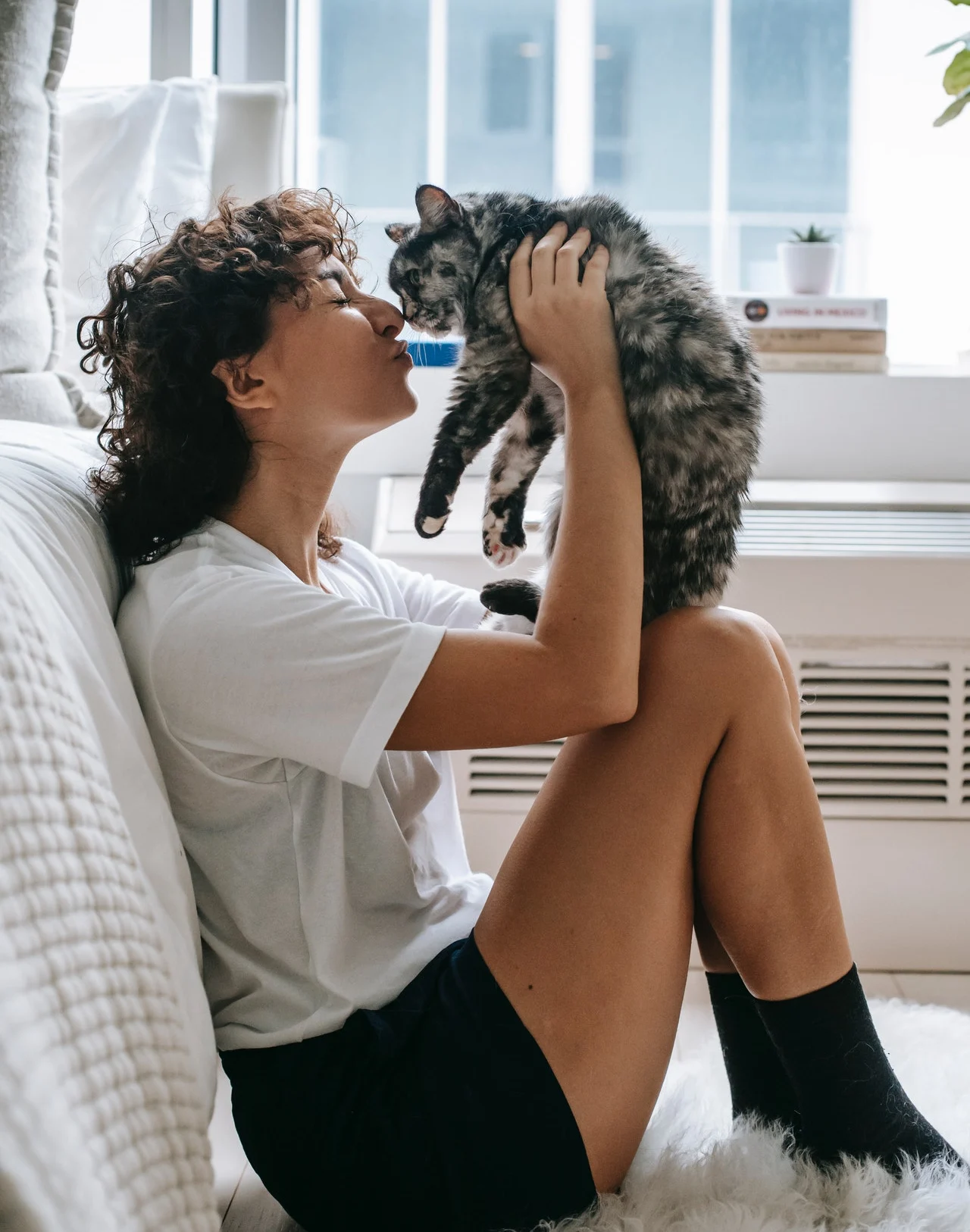 девушка с кошкой