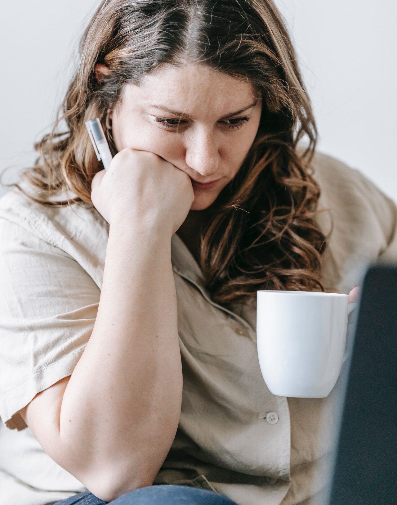 задумчивая девушка