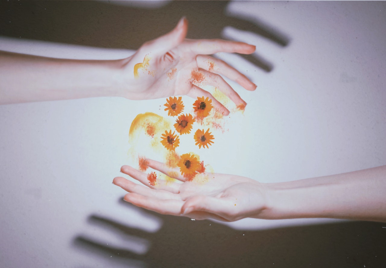 цветы в руках