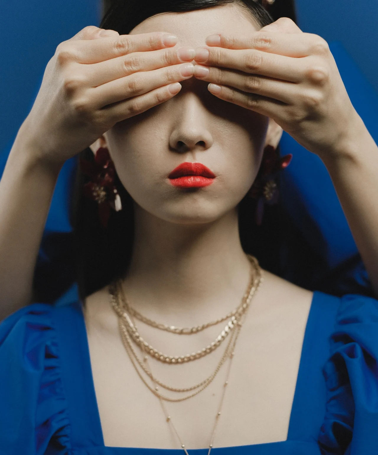 девушке закрывают глаза