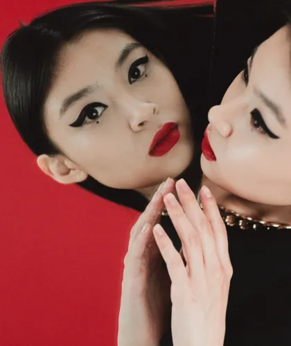 девушка с зеркалом