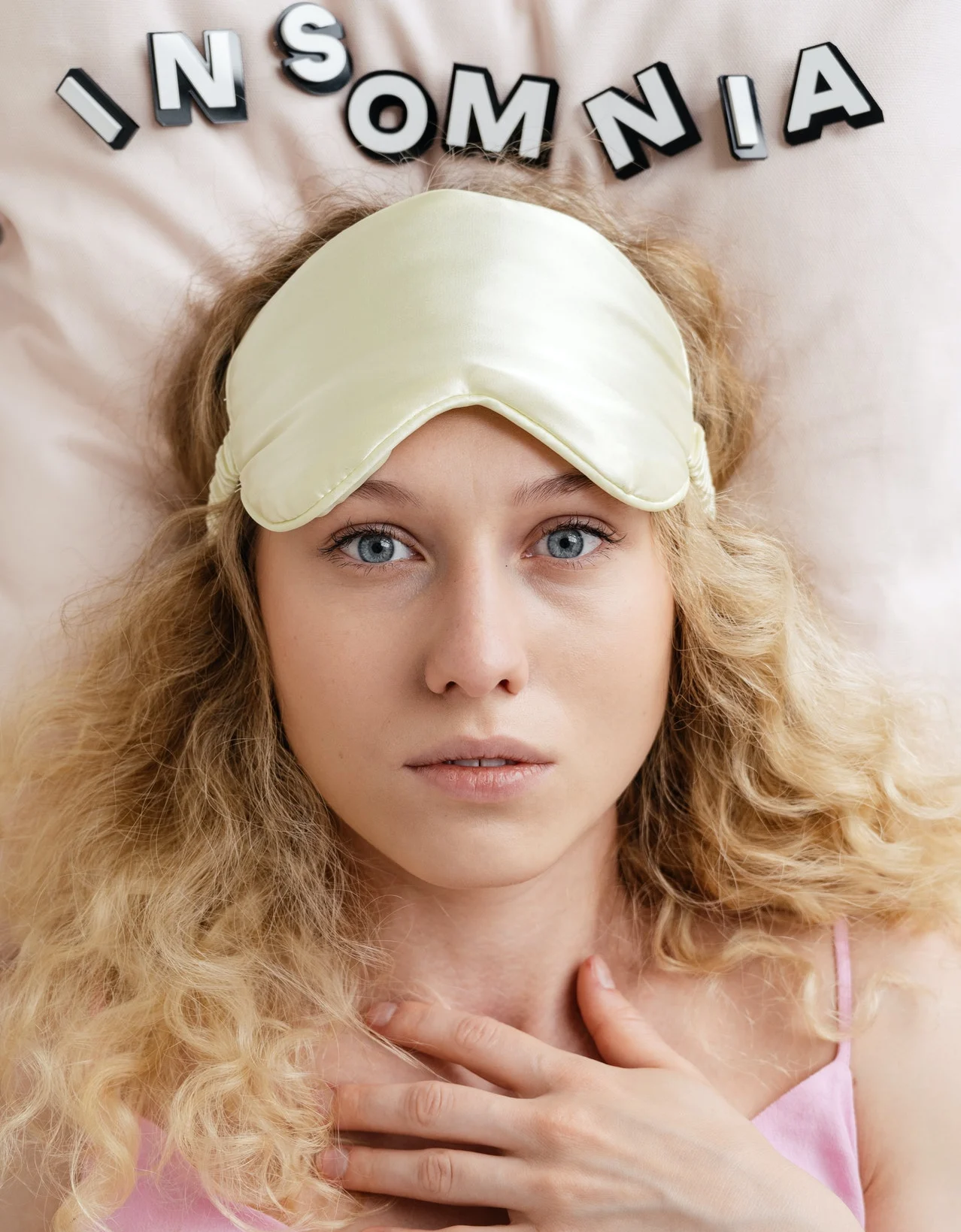 девушка не может уснуть