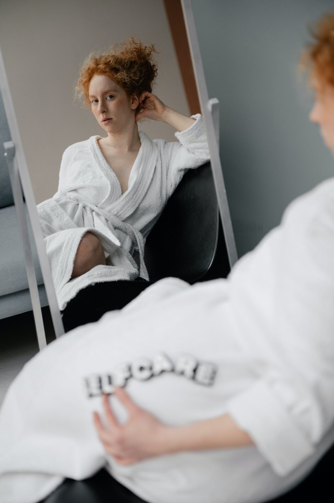 девушка напротив зеркала