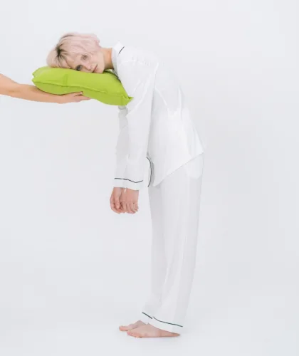 девушка на подушке