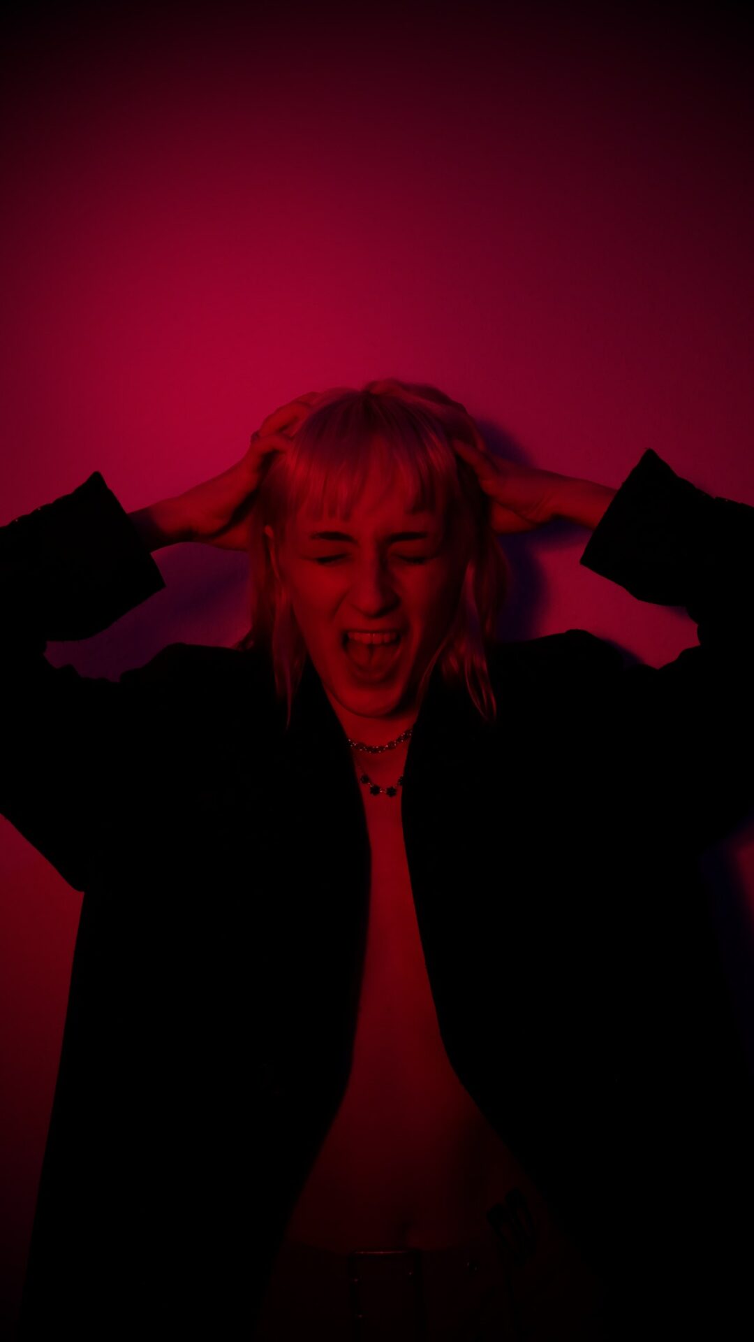 девушка кричит