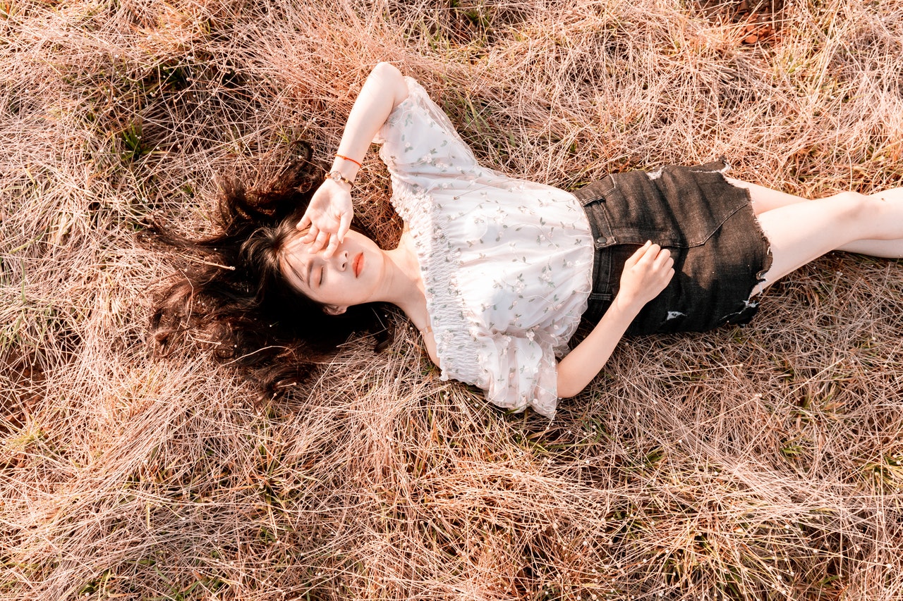 сонная девушка