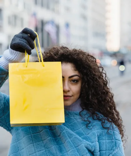 девушка с покупкой