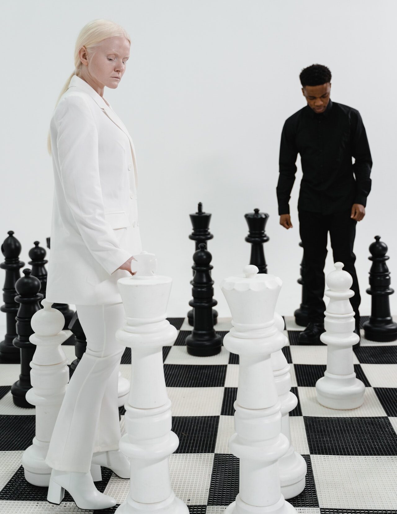 люди на шахматной доске