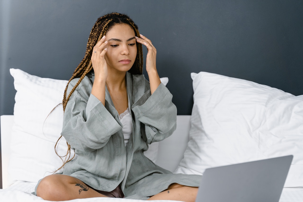 грустная девушка