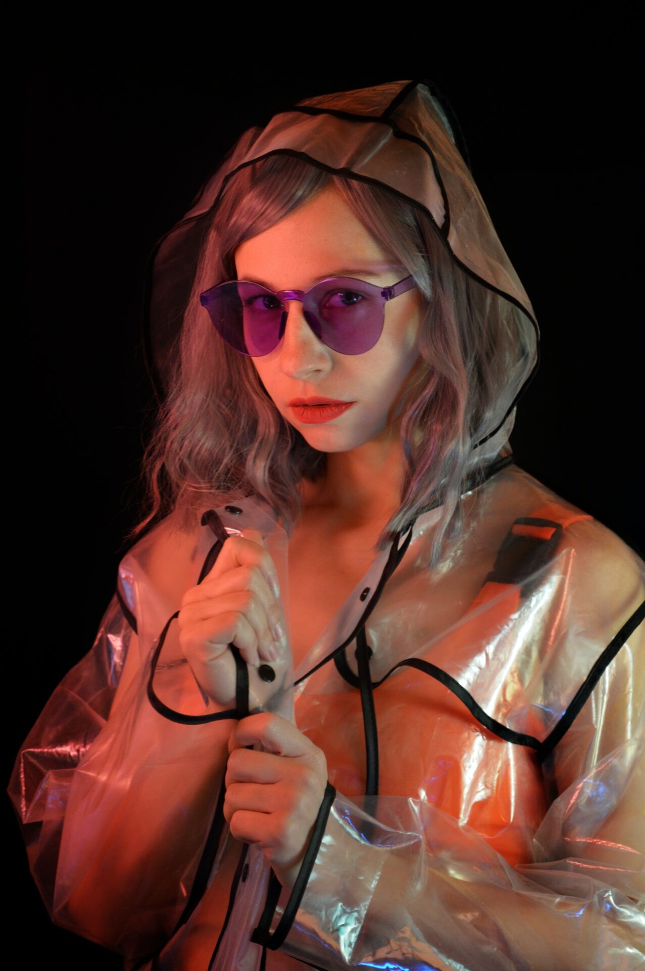 девушка в прозрачном плаще