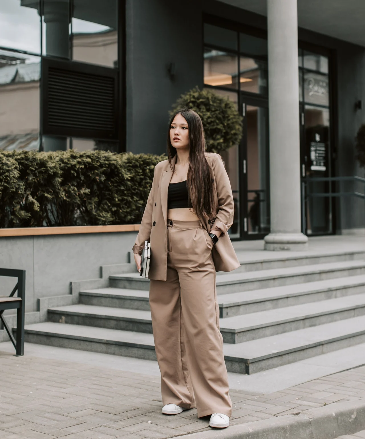 девушка в костюме