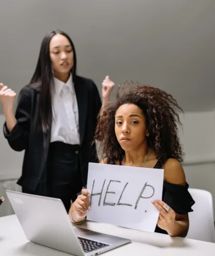 девушка просит о помощи