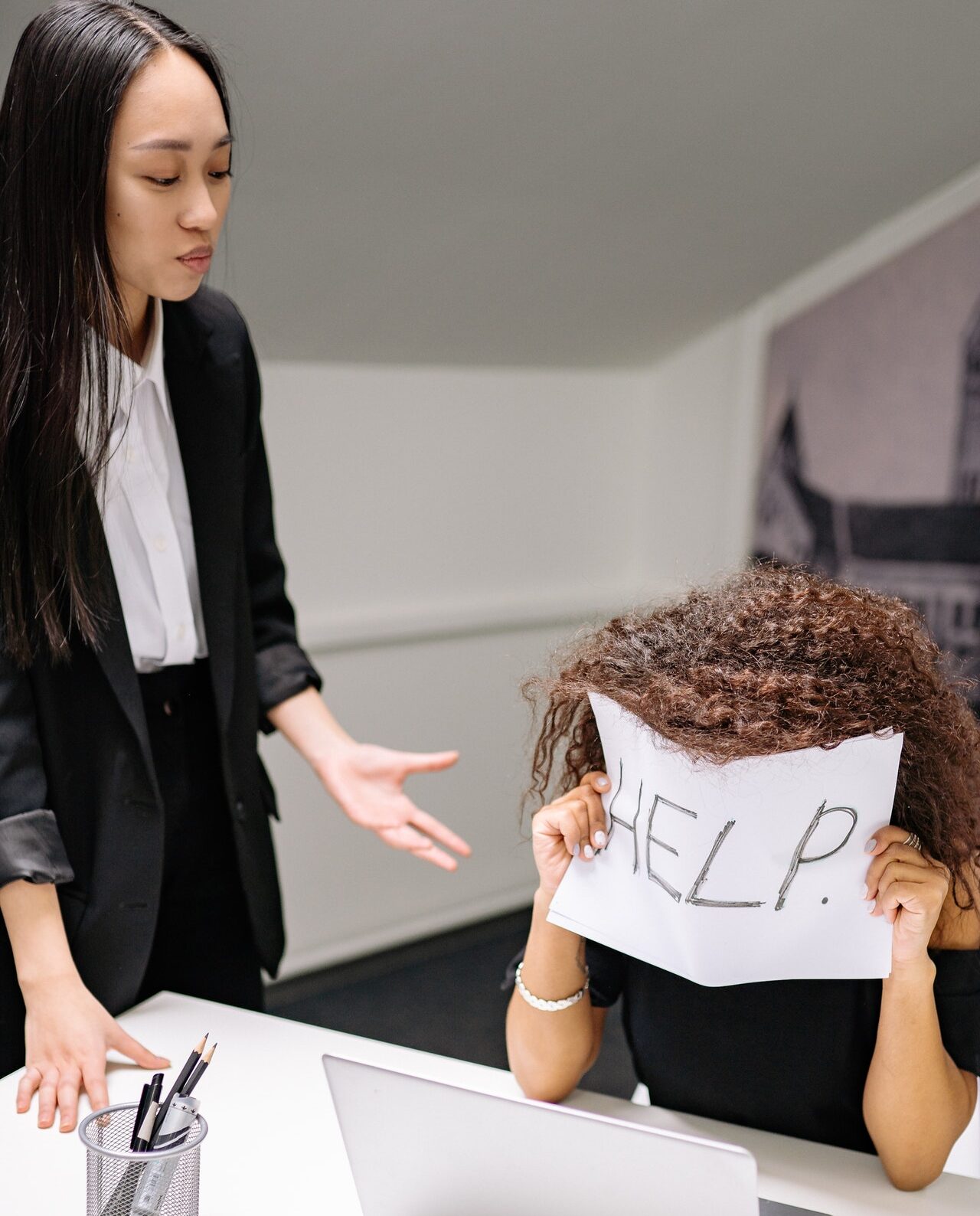 девушка с табличкой