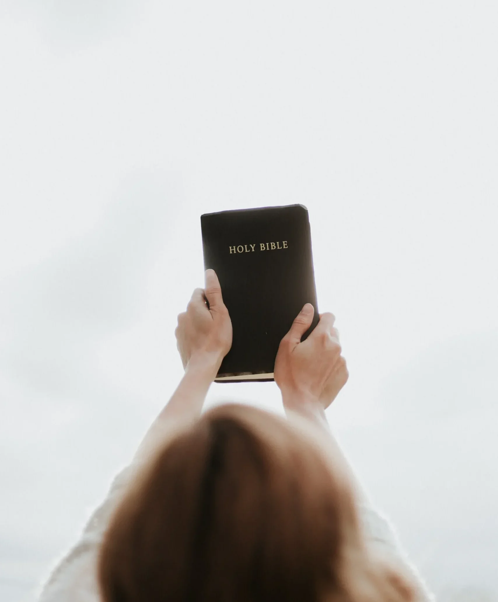 девушка с Библией