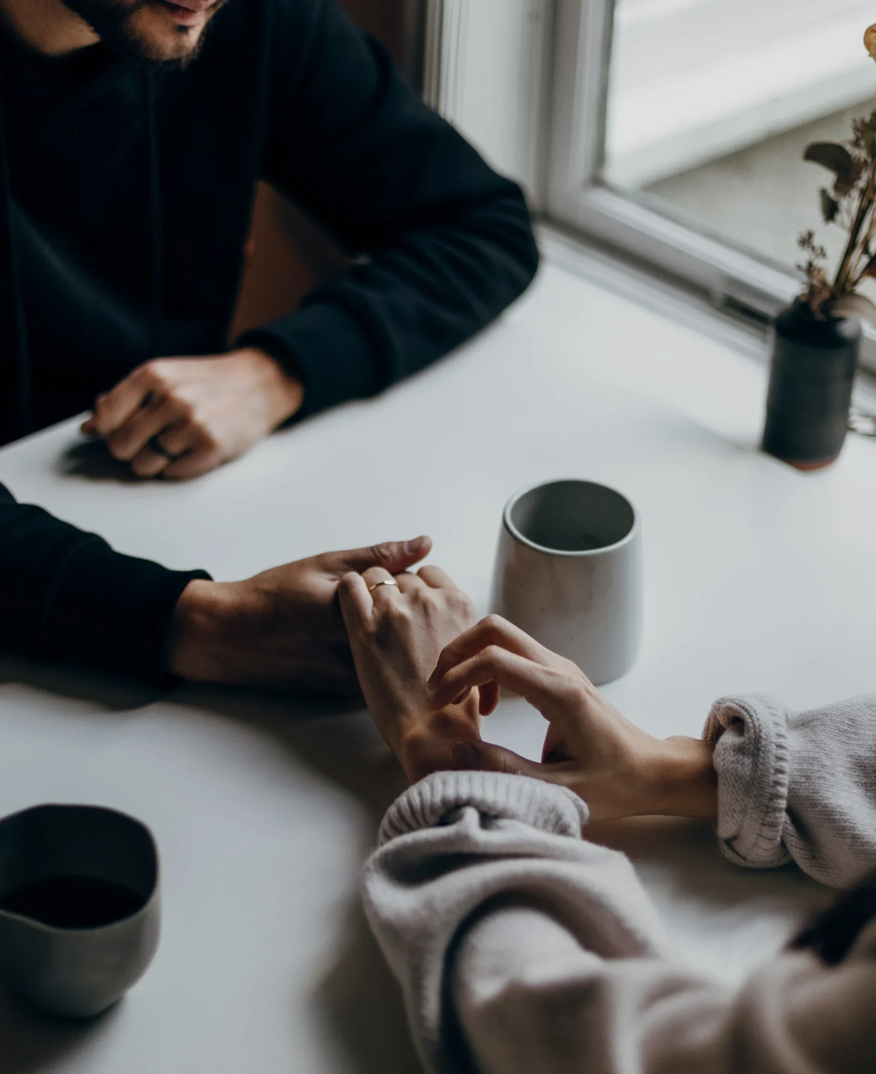 девушка поддерживает друга