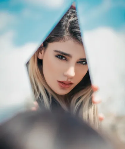 девушка в отражении зеркала