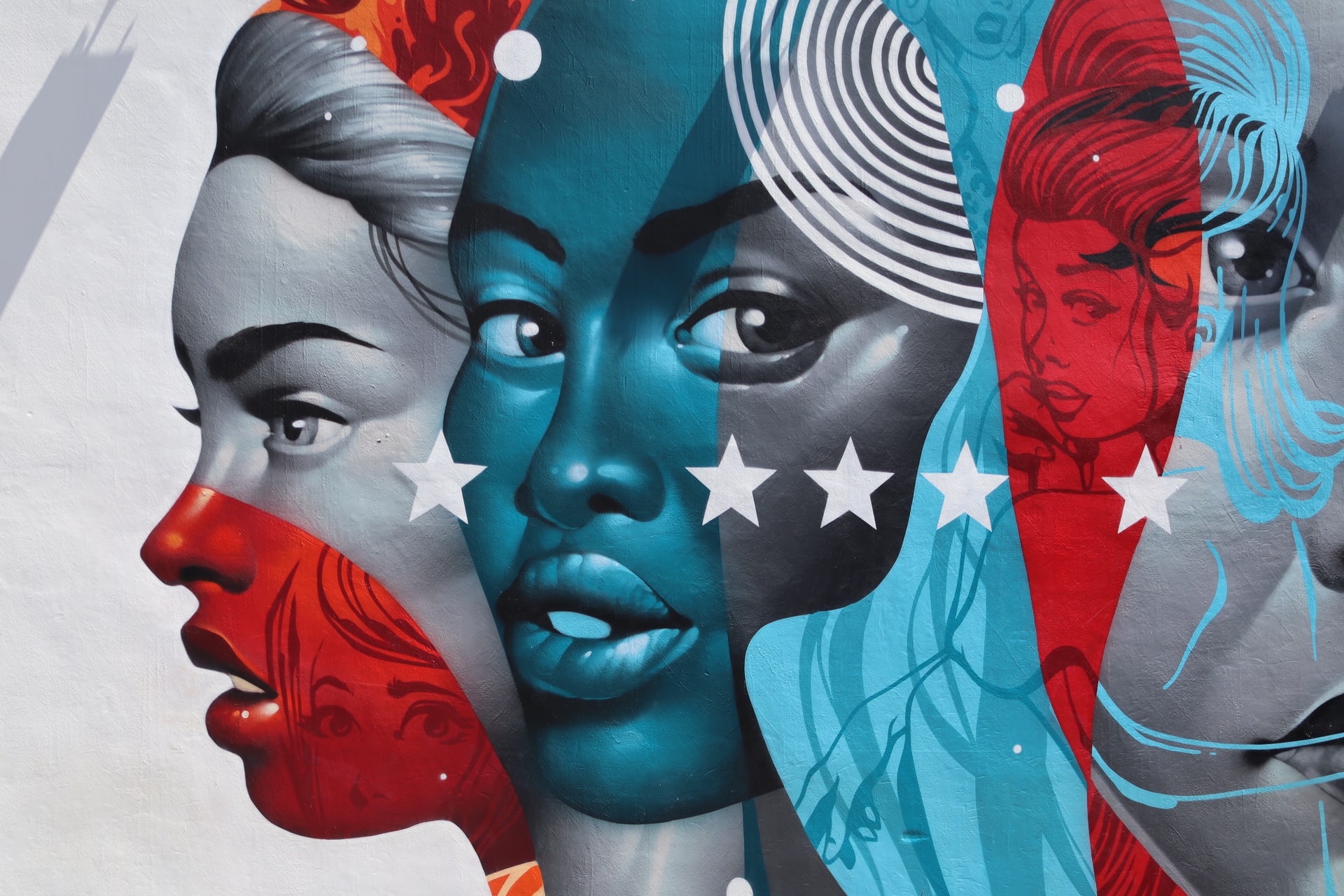 арт женщин на стене