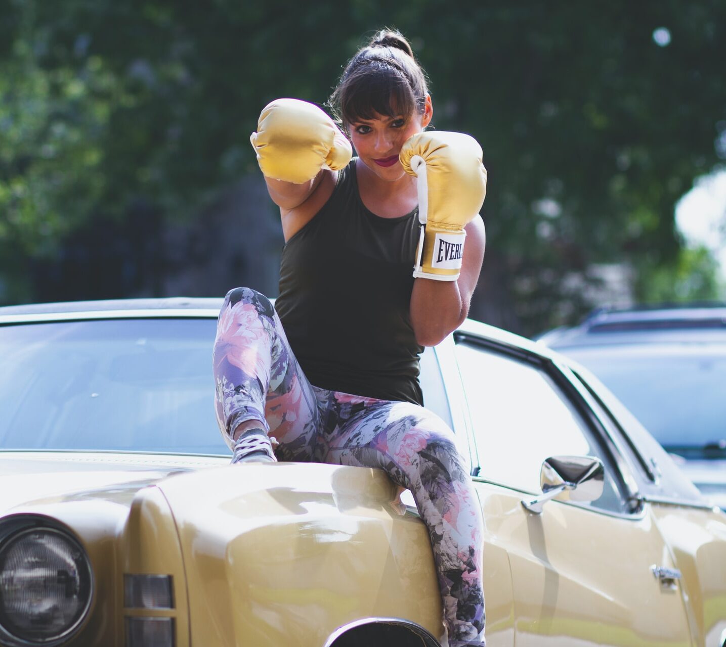 девушка в боксерских перчатках
