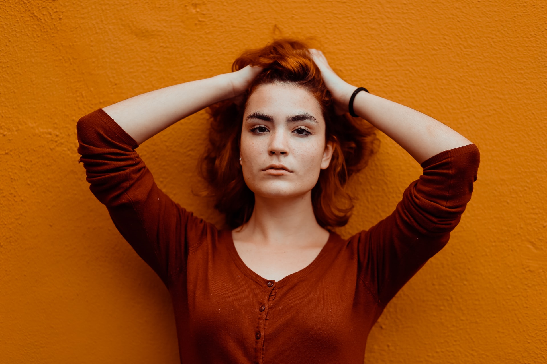 задумчивая девушка