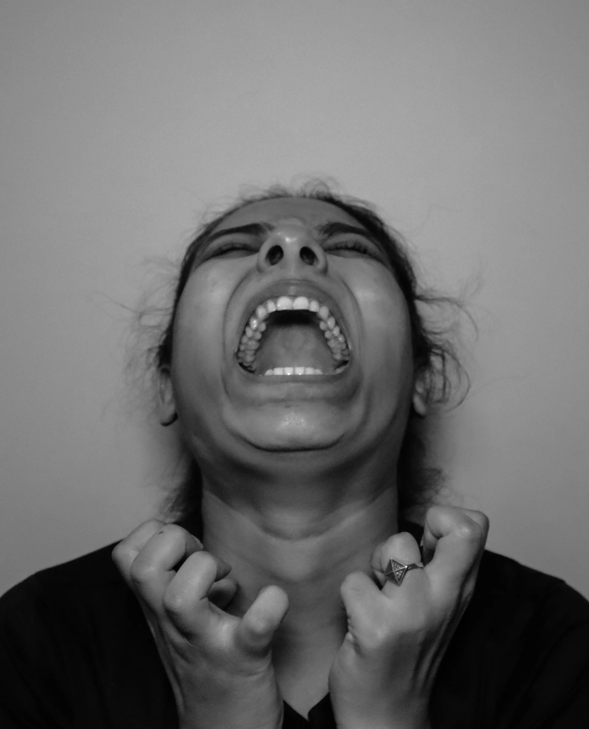 девушка кричит