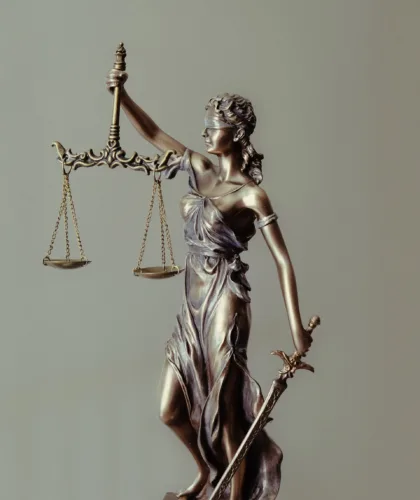 статуя Фемиды