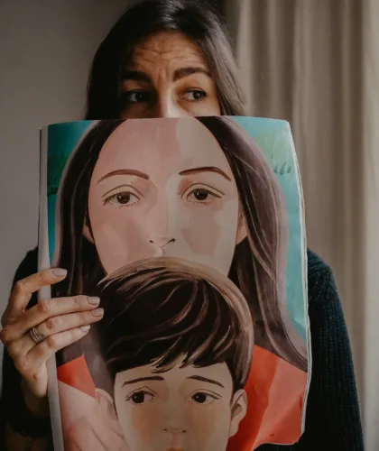 девушка с грустным рисунком