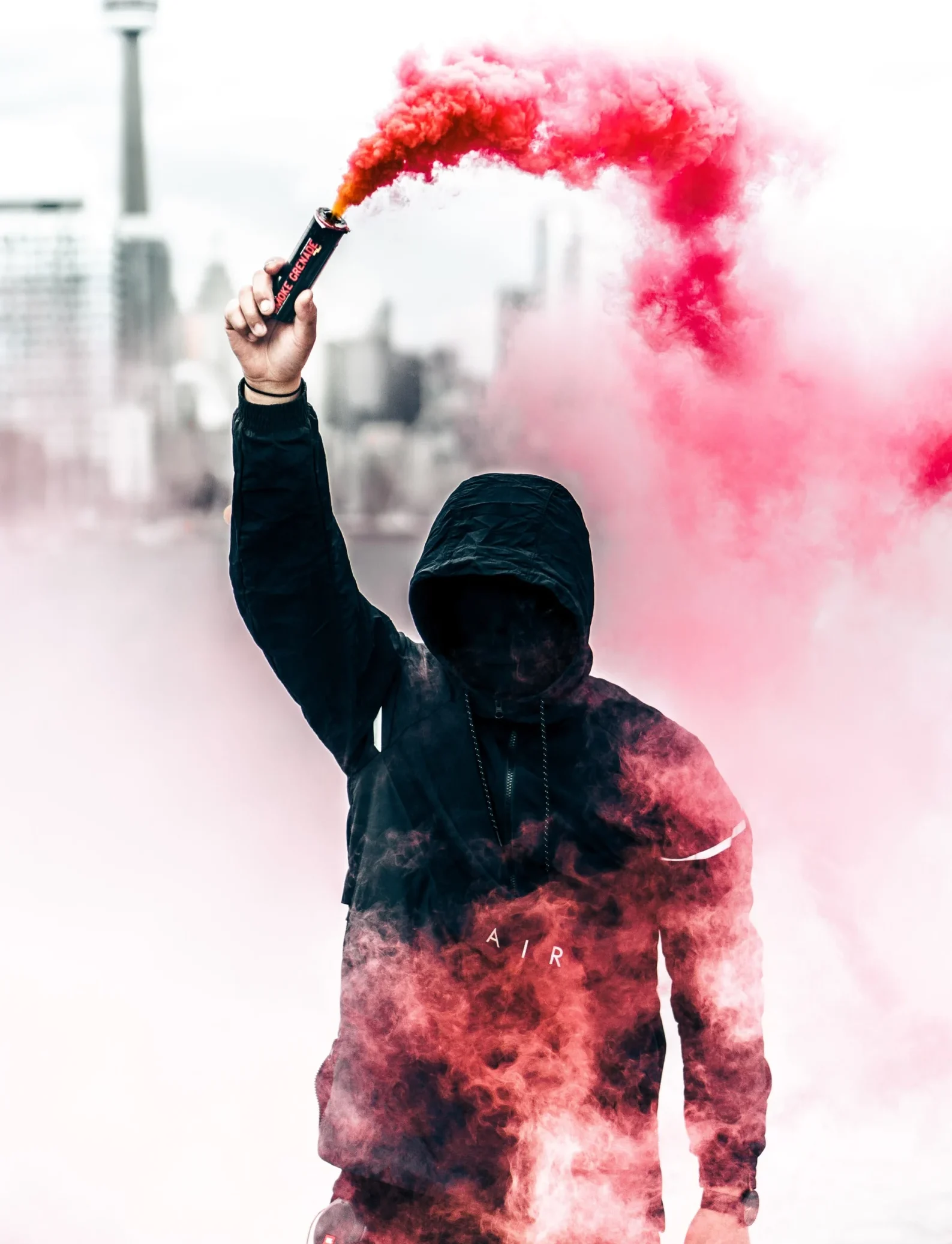 человек с дымовой шашкой