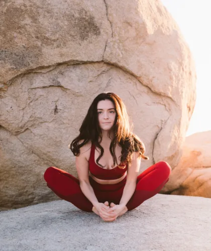 девушка медитирует