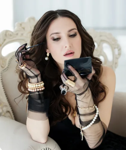 девушка прихорашивается