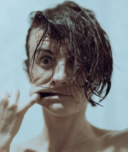 девушка корчит рожицу