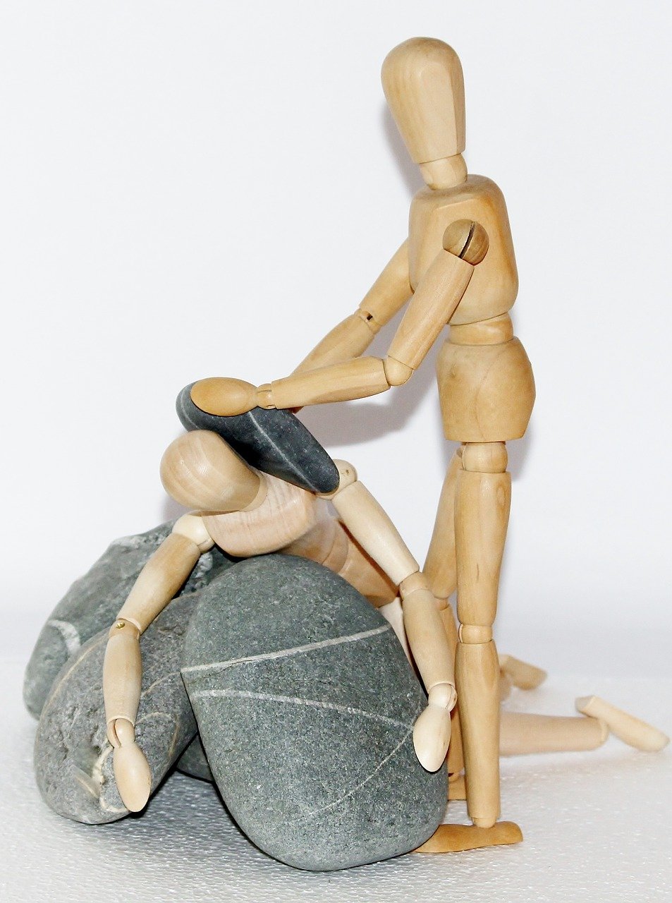 деревянные человечки и камни