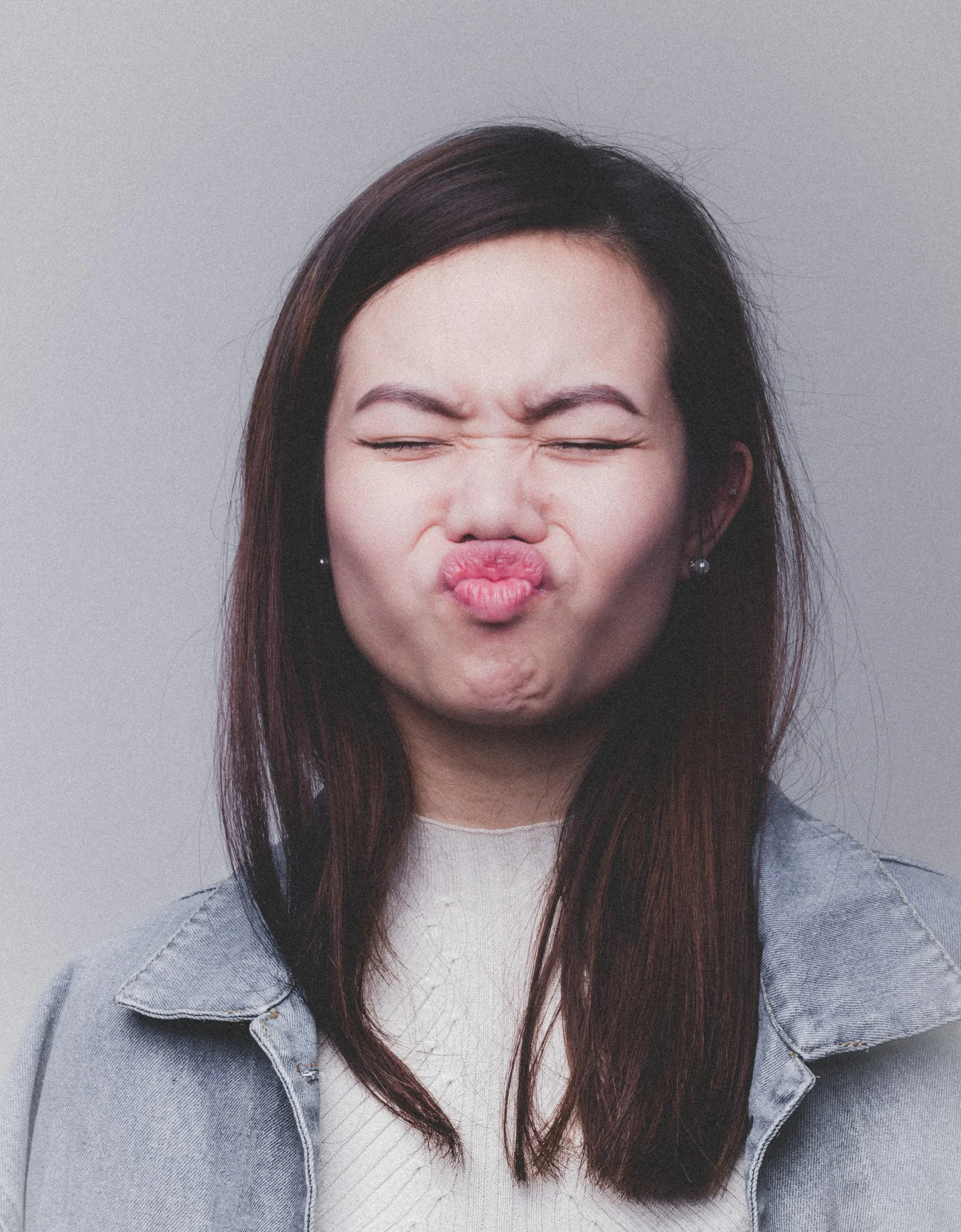 девушка корчит рожицу