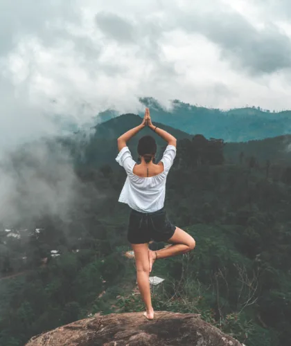 девушка медитирует