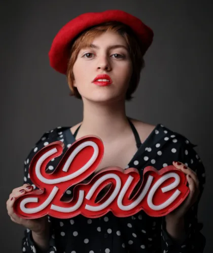 девушка с надписью